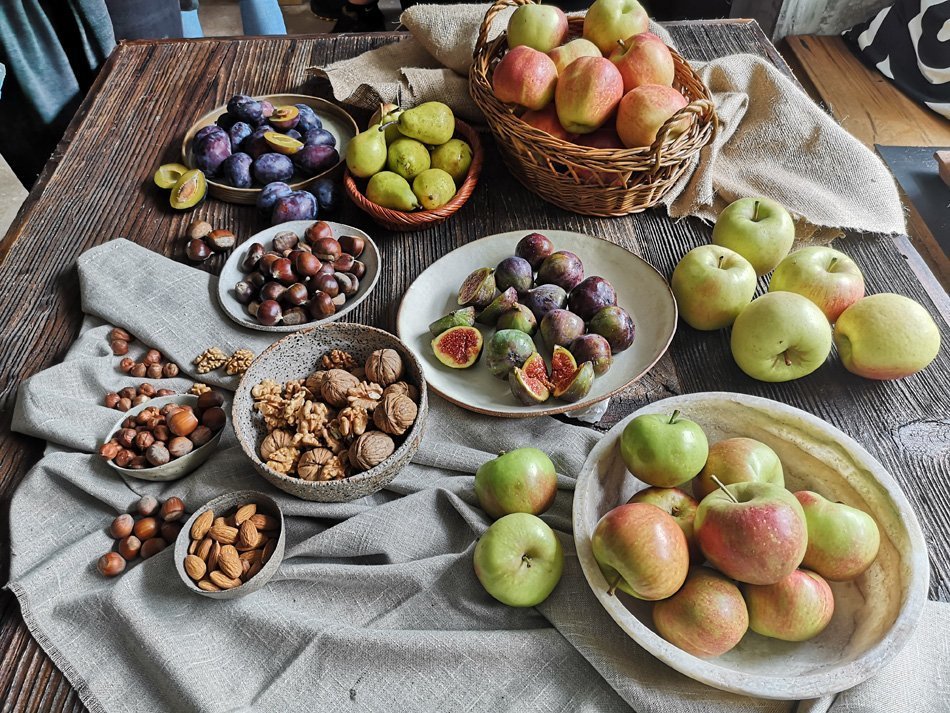 Sadje in plodovi na leseni mizi