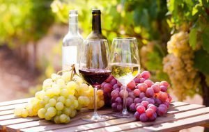 Vino in grozdje na mizi