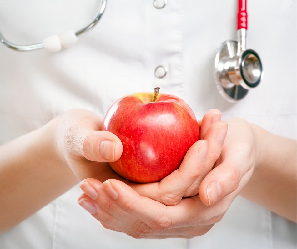Zdravnica drži jabolko