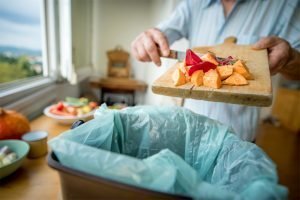 Dajanje hrane v smeti