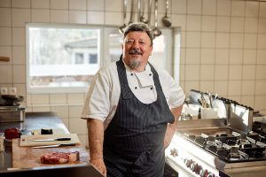 Dušan Belšak ima več kot 35 let izkušenj v kuhinji, kjer se je specializiral za pripravo mesa
