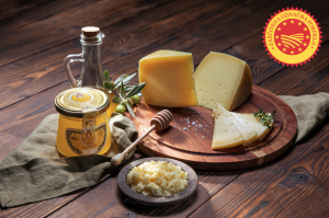 na mizi so izdelki z zaščiteno označbo porekla, in sicer sir, med oljčno olje