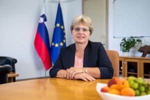 Na sliki je ministrica za kmetijstvo Irena Šinko.