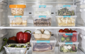 Posode z različnimi živili, položene v hladilnik