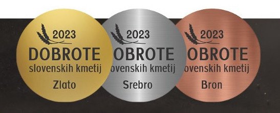 Na sliki so zlat, bronast in srebrn znak dobrote slovenskih kmetij