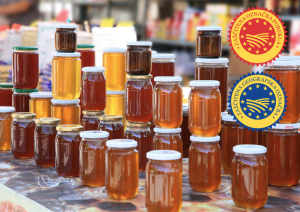 stekleni lonci z različnimi vrstami medu
