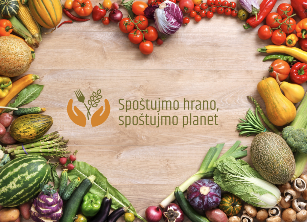 Zelenjava, razporejena v obliki srca, znotraj pa slogan in logotip Spoštujmo hrano, spoštujmo planet